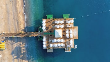 Privatstrand, Liegestühle, Sonnenschirme, Strandbar