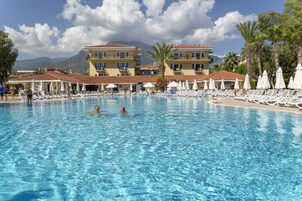Una piscina techada, 3 piscinas al aire libre, sombrillas