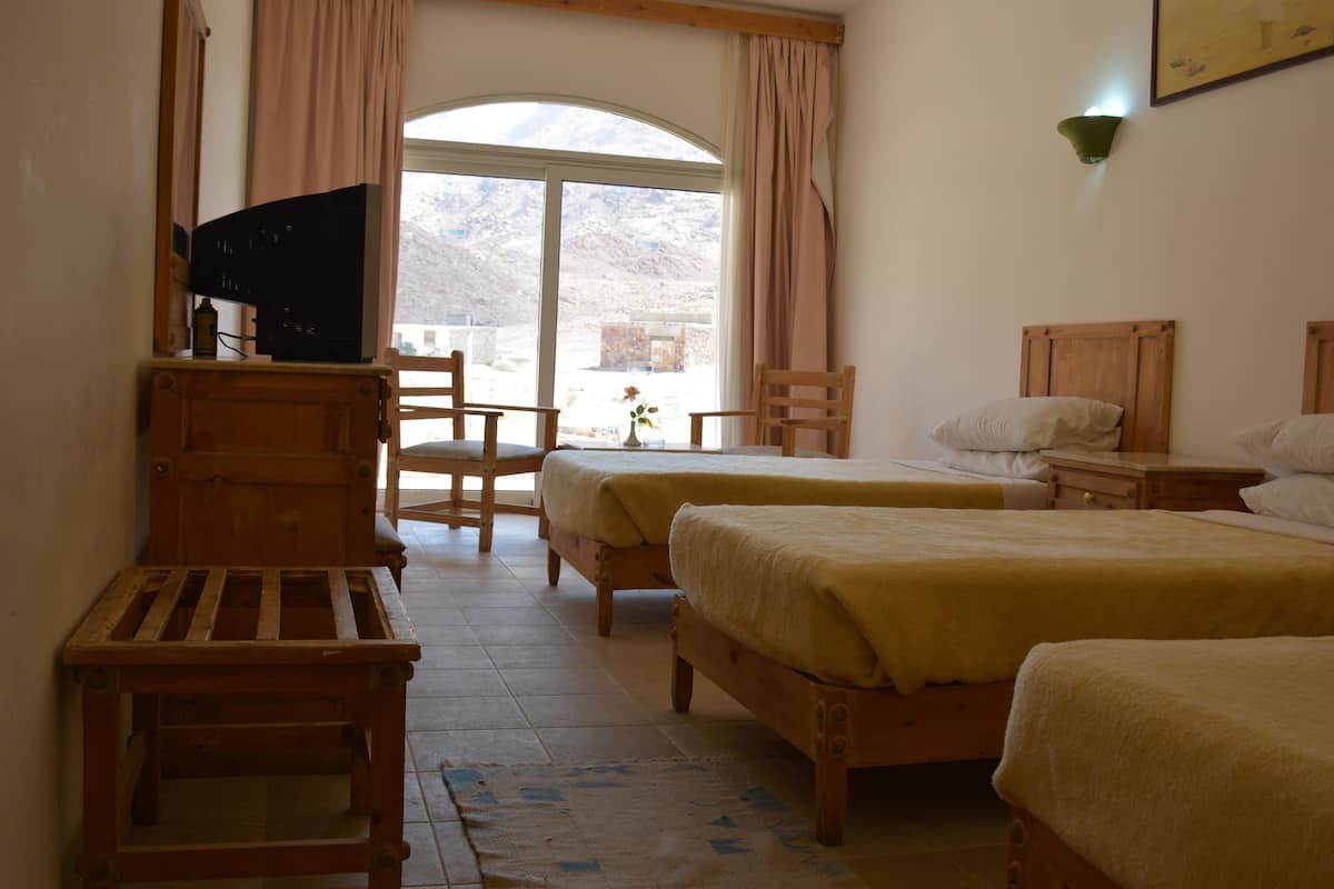 Chambre Triple Standard, vue piscine (Mountain View)