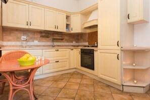 Fridge, stovetop, cookware/dishes/utensils - Residence Lodi (Rome)