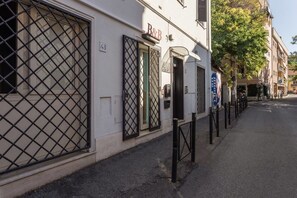 Exterior detail - Residence Lodi (Rome)