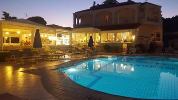 Bar en bord de piscine