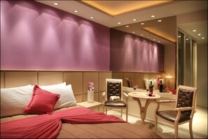 Een strijkplank/strijkijzer, gratis babybedden, beddengoed