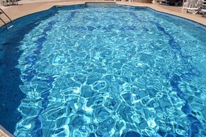 Kolam renang terbuka, payung kolam, kerusi lepak pantai