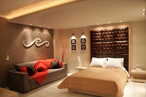 Seterika/papan seterika, katil bayi/kot (percuma), cadar katil