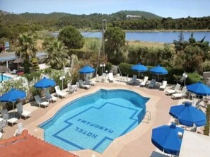 Outdoor pool, open 10:00 AM to 6:00 PM, pool umbrellas, sun loungers - Panorama (Skiathos)