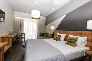 Schreibtisch, schallisolierte Zimmer, Bügeleisen/Bügelbrett