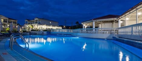 Piscine extérieure, parasols de plage, chaises longues