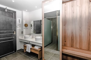Dusche, kostenlose Toilettenartikel, Haartrockner, Handtücher