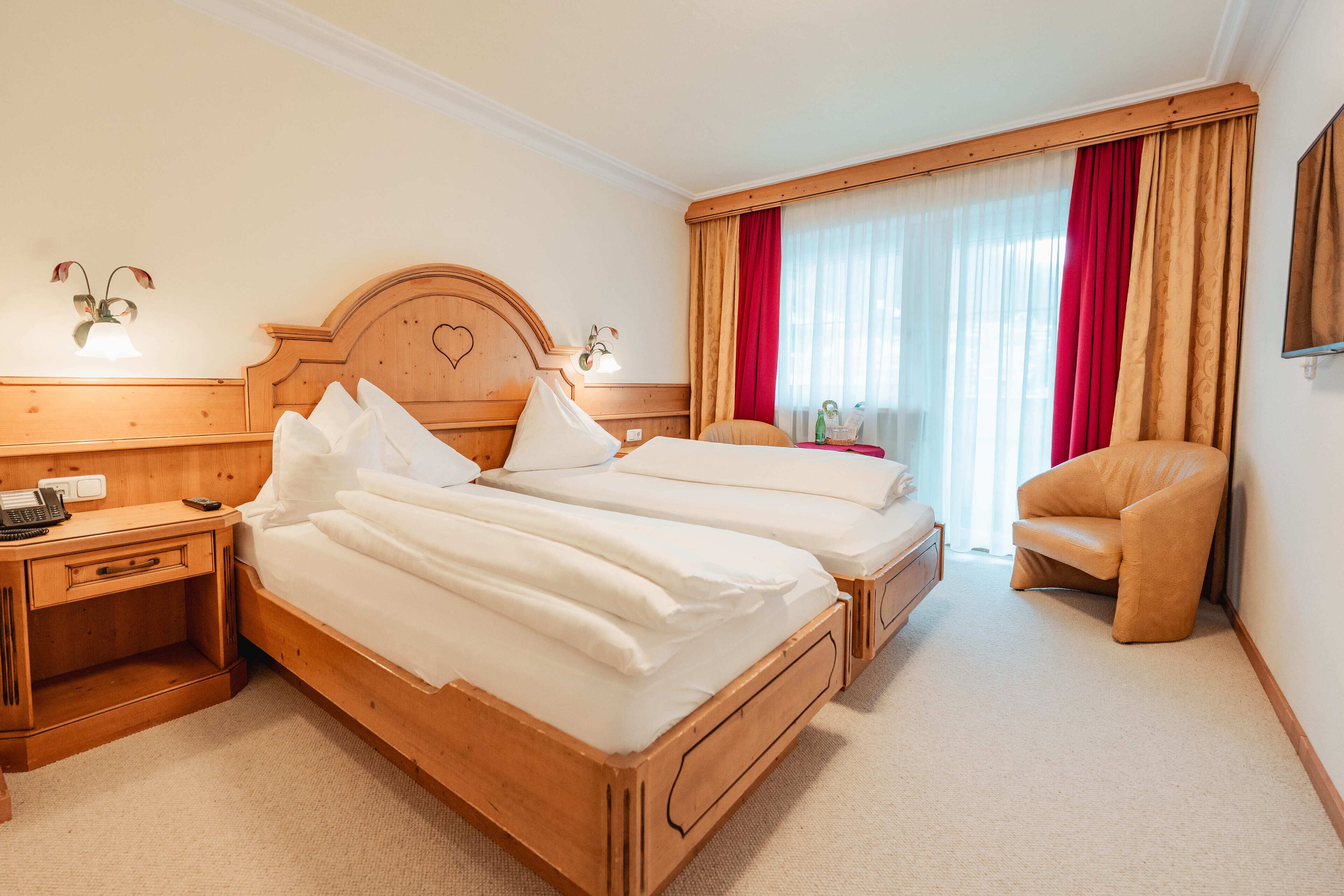 Habitación clásica doble, balcón | Ropa de cama de alta calidad y edredones de plumas