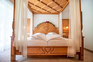 Premium bedding, down comforters, pillowtop beds, in-room safe - Hotel Ischgl (Ischgl)