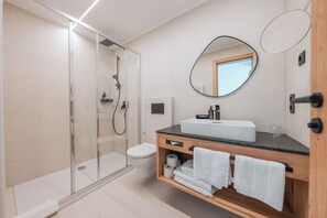 Grand Room | Bathroom | Hair dryer, bathrobes, slippers, towels - Hotel Ischgl (Ischgl)