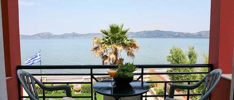 Chambre supérieure double ou avec lits jumeaux, 1 chambre, vue sur la mer | Balcon