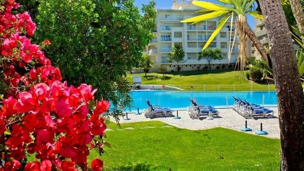 A hotel with a swimming pool, sun loungers, and a palm tree. - Vila Marachique (Portimão)