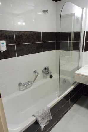 A modern bathroom with a glass-enclosed shower, a white bathtub, and a white sink. - Ialyssos Bay (Rhodes)