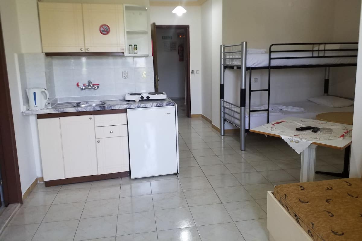 Escritorio, cortinas blackout y tabla de planchar con plancha