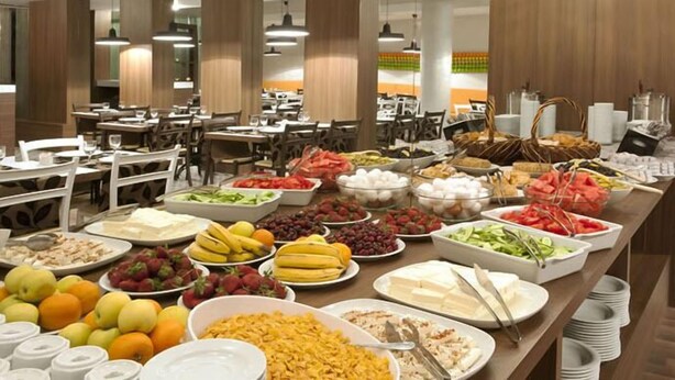 Un bufé con diversos alimentos, entre ellos frutas, verduras y cereales.