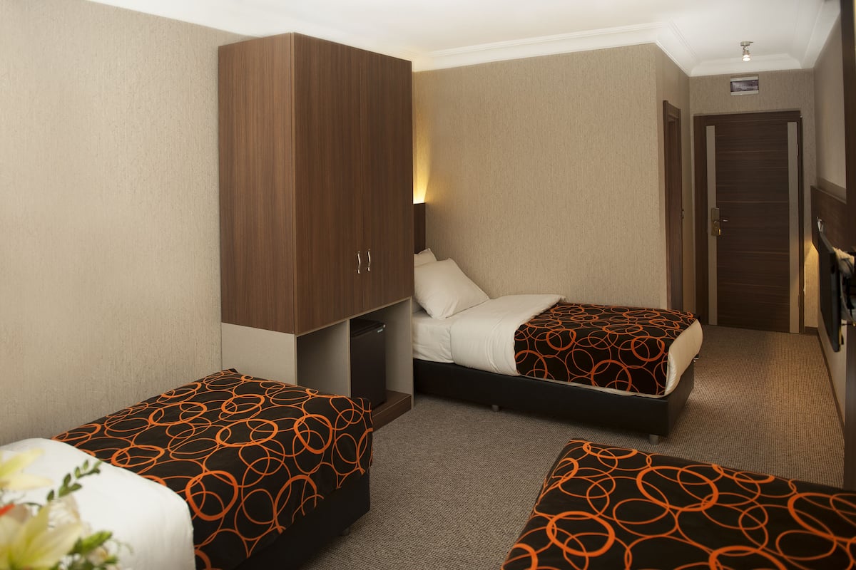 Kamar Triple Standar | Minibar, brankas, meja kerja, dan kedap suara