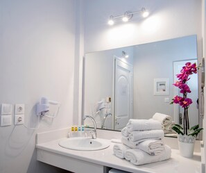 Bathroom - Cavo Doro Hotel (KALAMAKI)