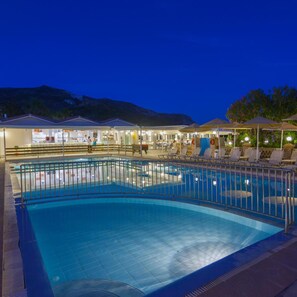 Outdoor pool - Cavo Doro Hotel (KALAMAKI)