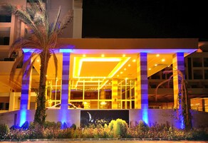 Fachada de la propiedad por la tarde o noche