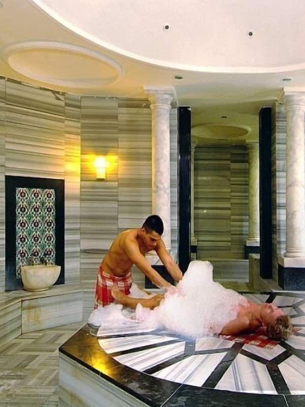 Een sauna, een Turks bad/hammam, lichaamsbehandelingen