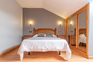 Economy-Doppelzimmer, 1 Doppelbett | Zimmersafe, individuell dekoriert, individuell eingerichtet
