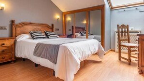 Økonomi-dobbeltrom, 1 dobbeltseng | Safe på rommet, skrivebord, blendingsgardiner og lydisolert