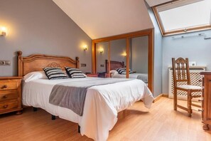 In-room safe, individually decorated, individually furnished, desk - Hotel Santa Cruz (Cangas de Onis)