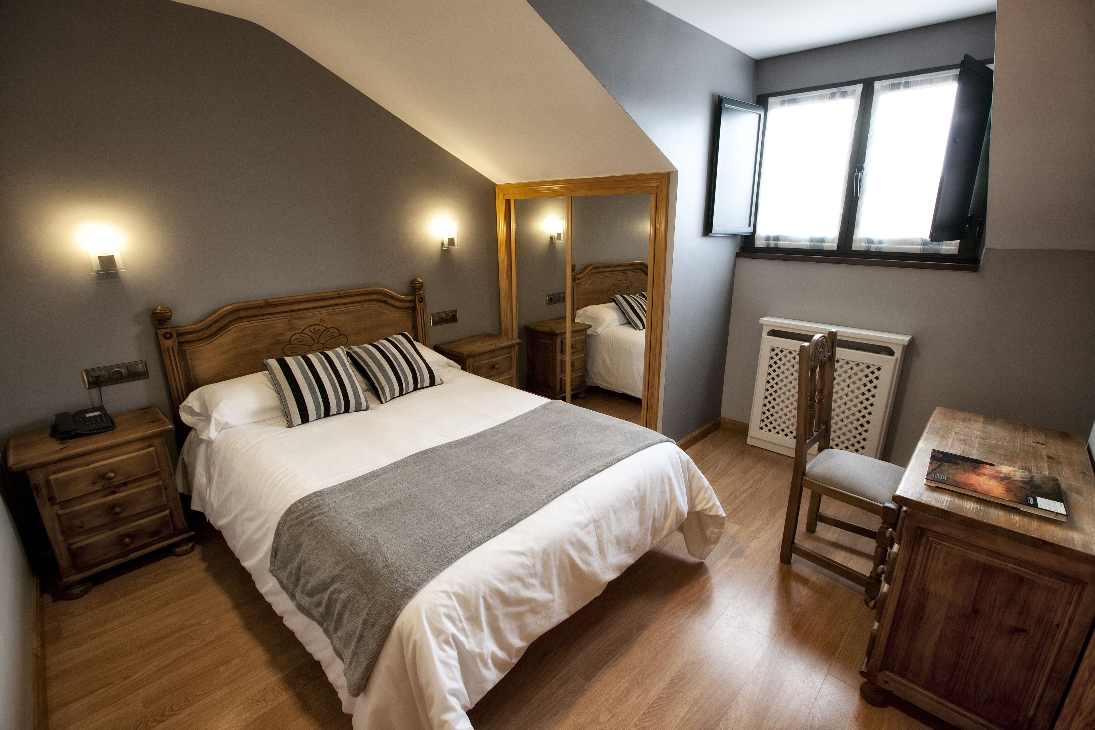 Kahden hengen standard-huone (yksi tai kaksi sänkyä) | Tallelokero huoneessa, yksilöllisesti sisustettu