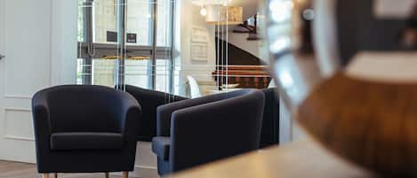 Coin salon dans le hall