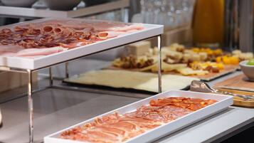 Un buffet con diverse carni e formaggi.