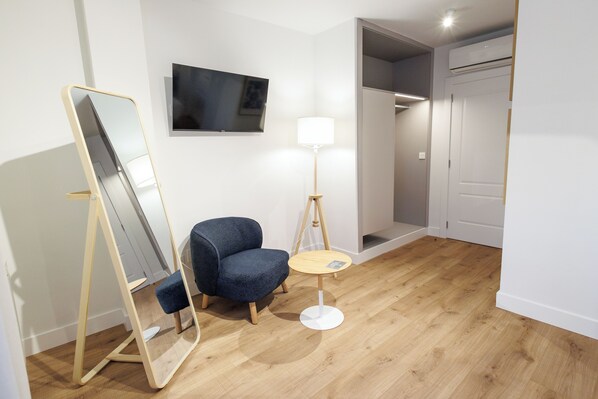 Habitación estándar con 1 cama doble o 2 individuales | Caja fuerte, decoración individual, mobiliario individual y escritorio