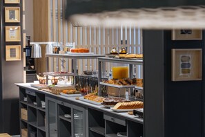 Desayuno buffet diario (EUR 11 por persona)