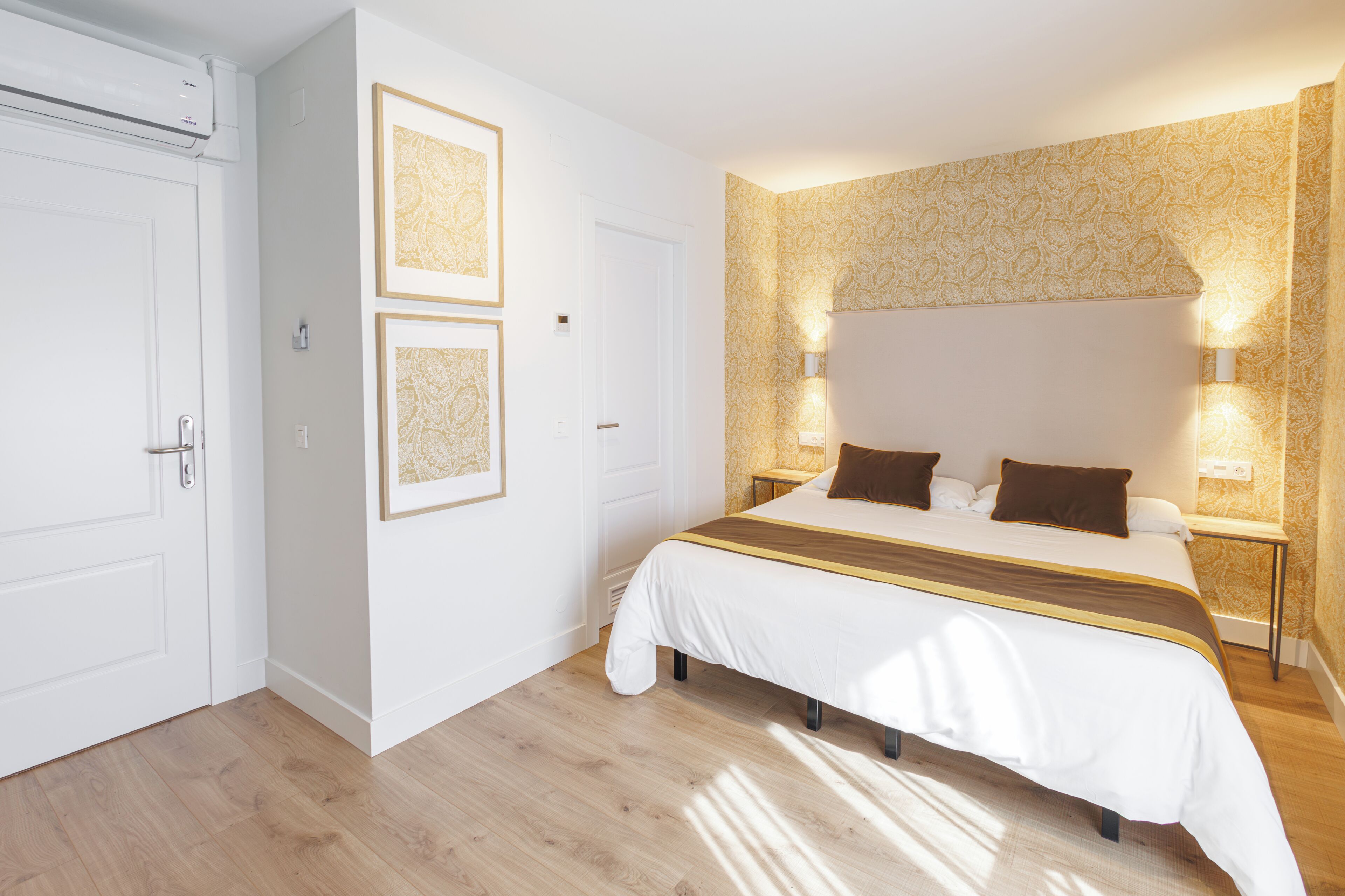 标准双人房或双床房 | 客房内保险箱、特色装修、特色家居、办公桌