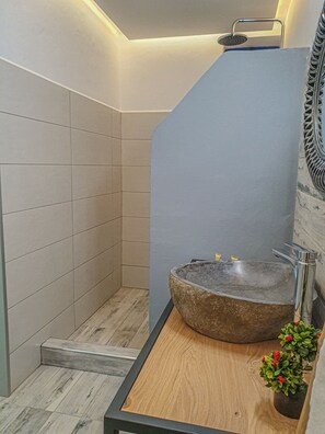 Douche, douche à « effet pluie », sèche-cheveux, serviettes fournies