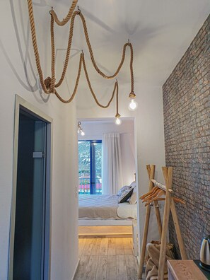 Habitación doble Deluxe, vista al mar | Caja de seguridad en la habitación, cortinas blackout y insonorización