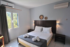 Friends & Family, Side Sea View | 침대 시트