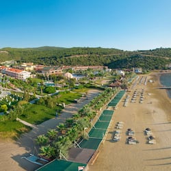 Özel plaj, şezlong, plaj şemsiyesi, plaj havlusu