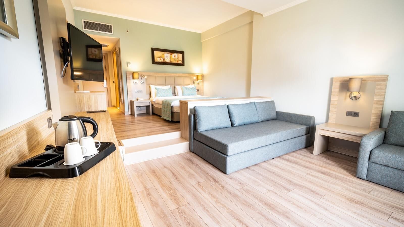 Superior-huone | Ylelliset vuodevaatteet, minibaari, tallelokero huoneessa