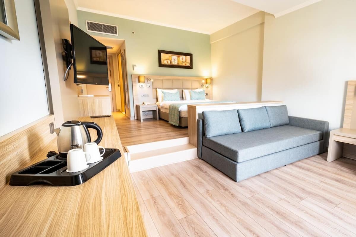 Superior-huone | Ylelliset vuodevaatteet, minibaari, tallelokero huoneessa