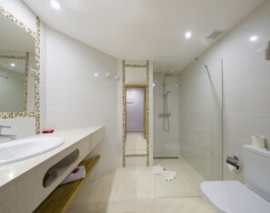 Shower, rainfall showerhead, free toiletries, hair dryer