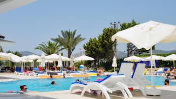2 piscinas al aire libre, sillones reclinables de piscina