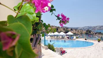 2 piscinas al aire libre, sillones reclinables de piscina