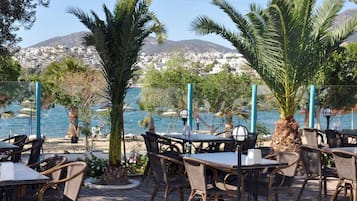 2 restaurantes; se sirve desayuno, almuerzo y cena