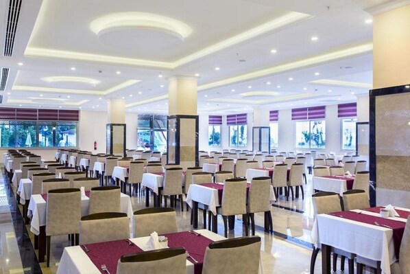 Breakfast, lunch, dinner served; international cuisine  - Kemer Dream Hotel - All Inclusive (12592046)
