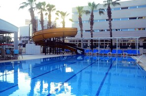 2 piscines a l'aire lliure (horari: 10:00-19:00), para-sols i gandules 