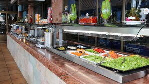 Un buffet proposant une variété de plats et d'accompagnements.