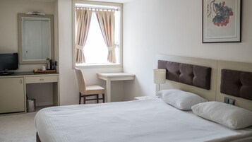 Roupas de cama premium, frigobar, espaço de trabalho para notebook