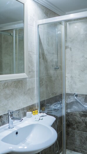 Habitación estándar | Baño | Regadera, amenidades de baño gratuitas, secadora de cabello, toallas